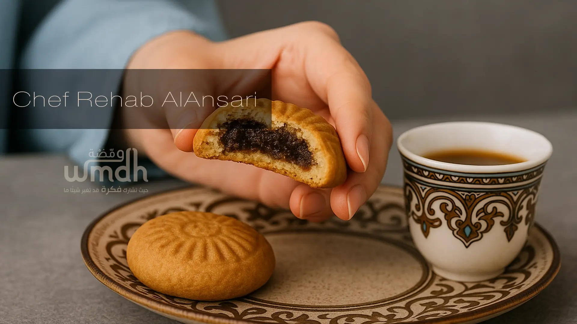 حبة كليجا مأكول نصفها بجانب فنجان