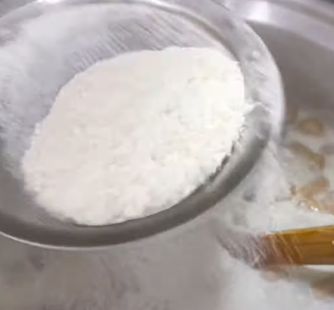 رش الدقيق الابيض فوق التصابيع